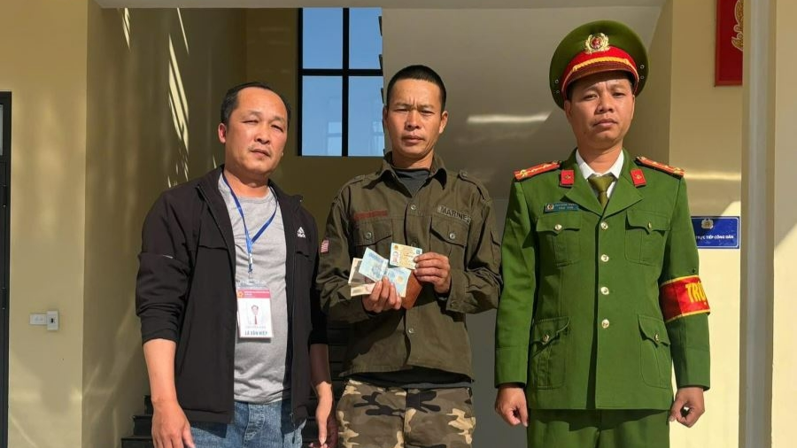 Bắc Ninh: Nhặt được ví tiền, cán bộ xã mang đến Công an nhờ trả lại người đánh rơi Bắc Ninh: Nhặt được ví tiền, cán bộ xã mang đến Công an nhờ trả lại người đánh rơi