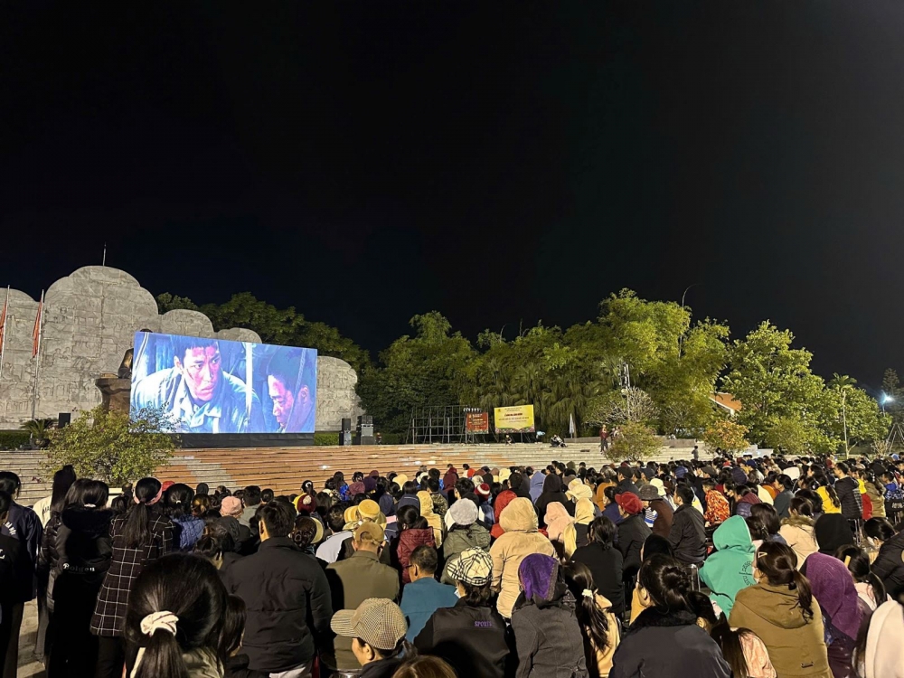 Toàn cảnh buổi chiếu phim Chiếu phim “Mưa đỏ” tại Khu lưu niệm Sáu điều Bác Hồ dạy CAND