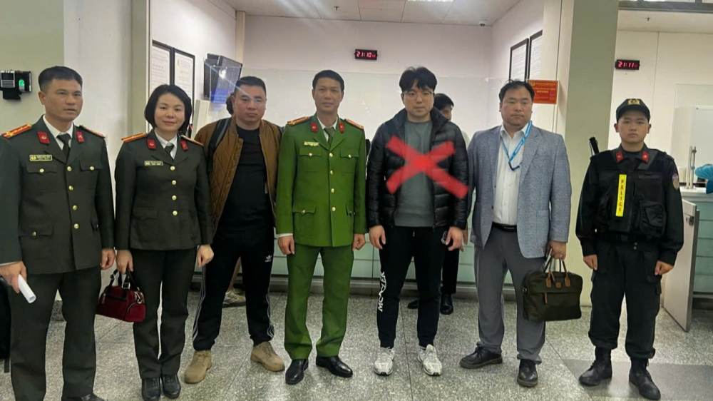 Công an tỉnh Bắc Ninh bắt và bàn giao đối tượng truy nã đỏ của Interpol cho Hàn Quốc Công an tỉnh Bắc Ninh bắt và bàn giao đối tượng truy nã đỏ của Interpol cho Hàn Quốc