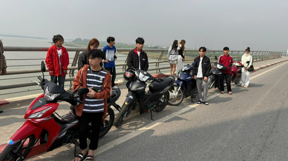 Thanh thiếu niên dạt về Thuận Thành tụ tập trên cầu, CSGT kiểm tra và tạm giữ nhiều phương tiện Thanh thiếu niên dạt về Thuận Thành tụ tập trên cầu, CSGT kiểm tra và tạm giữ nhiều phương tiện