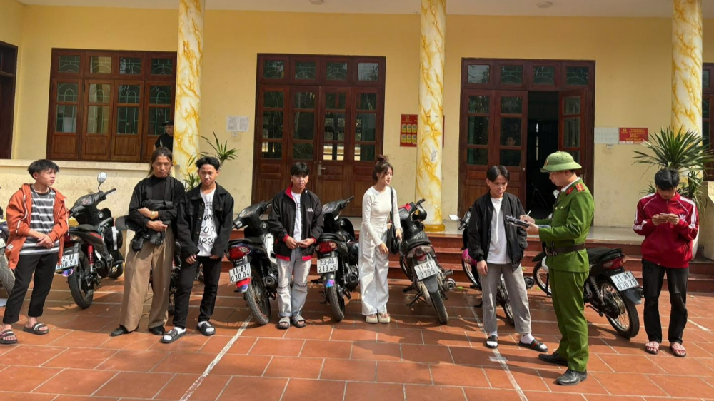 Thanh thiếu niên dạt về Thuận Thành tụ tập trên cầu, CSGT kiểm tra và tạm giữ nhiều phương tiện Thanh thiếu niên dạt về Thuận Thành tụ tập trên cầu, CSGT kiểm tra và tạm giữ nhiều phương tiện