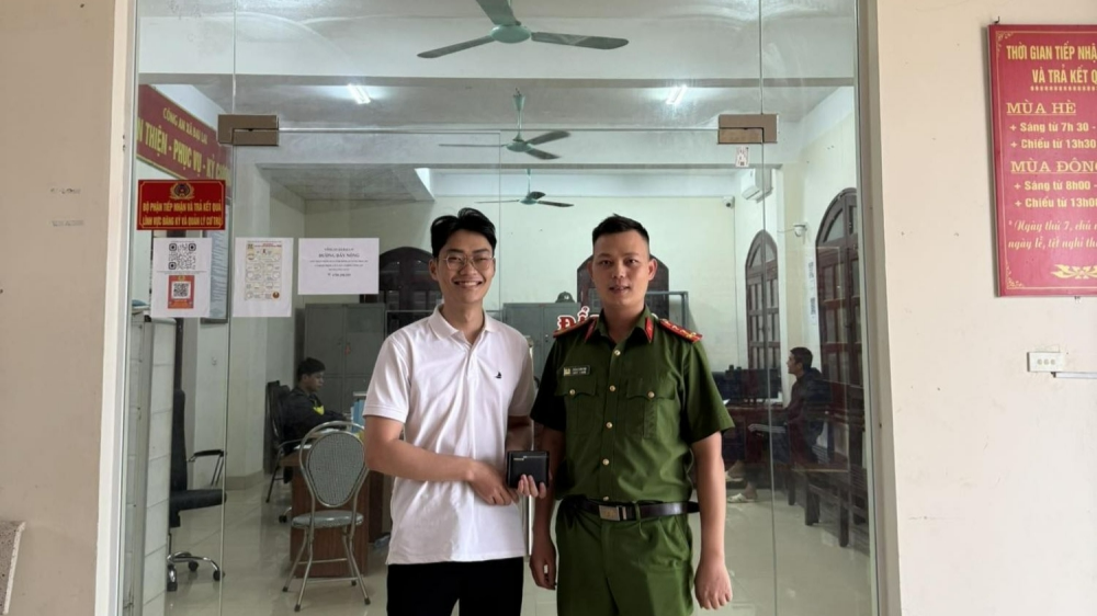 Bắc Ninh: Nhặt được ví rơi, nữ nhân viên y tế bàn giao công an để trả lại người đánh mất Bắc Ninh: Nhặt được ví rơi, nữ nhân viên y tế bàn giao công an để trả lại người đánh mất