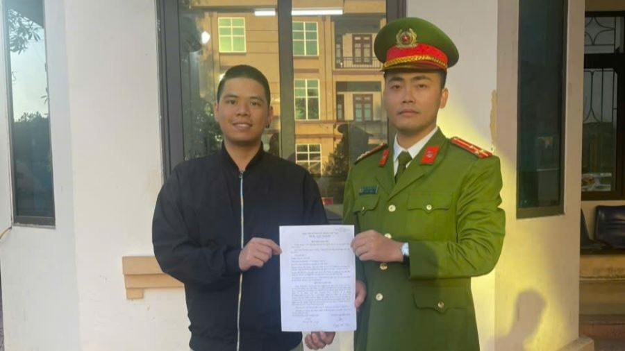 Hình ảnh anh Hoàng Văn Vượng (bên trái) phối hợp cơ quan Công an trao trả lại số tiền chuyển nhầm Công an phường Chũ hỗ trợ người dân nhận lại hơn 8,3 triệu đồng chuyển khoản nhầm