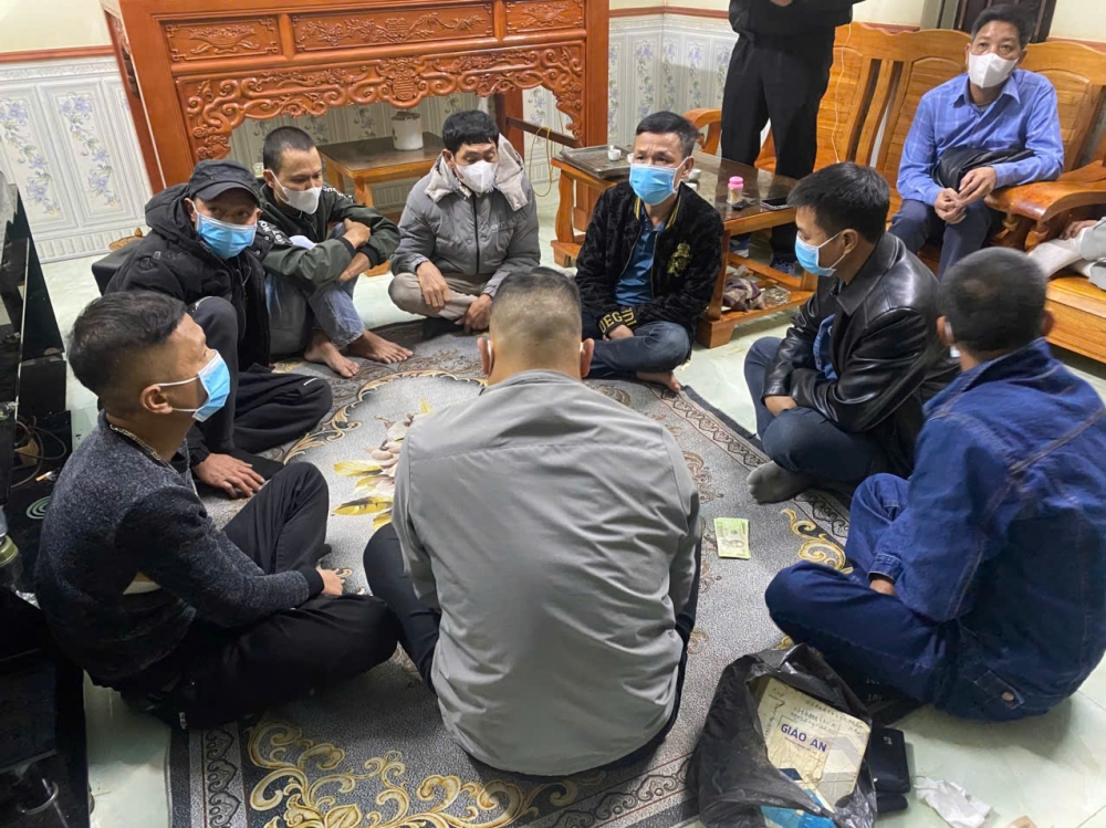 Phát hiện tụ điểm đánh bạc tại phường Tiền Phong, tạm giữ 10 đối tượng Phát hiện tụ điểm đánh bạc tại phường Tiền Phong, tạm giữ 10 đối tượng