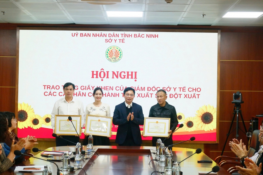 đồng chí Đào Khắc Hùng - Phó giám đốc Sở Y tế Bắc Ninh trao giấy khen cho các cá nhân được khen thưởng Bắc Ninh: Khen thưởng ê kíp bác sĩ cứu sống bệnh nhân trong ca cấp cứu đặc biệt nghiêm trọng