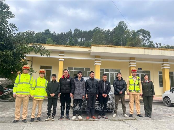 Các đối tượng có quốc tịch nước ngoài, không xuất trình được giấy tờ nhập cảnh hợp pháp vào Việt Nam. Ảnh: TTXVN phát Phát hiện xe ô tô chở 5 người nước ngoài nhập cảnh trái phép vào Việt Nam