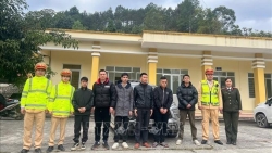 phat hien xe o to cho 5 nguoi nuoc ngoai nhap canh trai phep vao viet nam