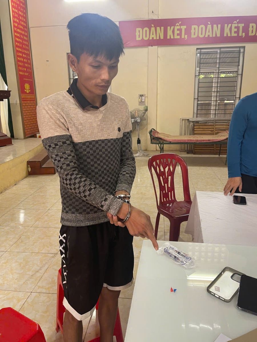 Bắt quả tang đối tượng tàng trữ trái phép chất ma túy tại xã Lạng Giang