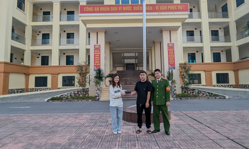 Bắc Ninh: Công an xã Lạng Giang trao trả tài sản bị đánh rơi cho công dân