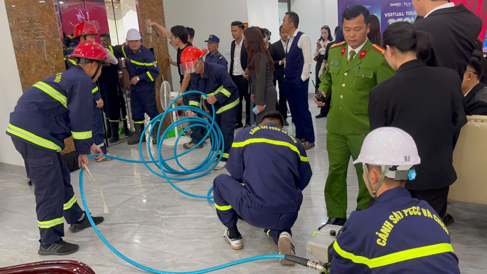 Kịp thời cứu hộ an toàn 21 người mắc kẹt trong thang máy tại phường Bắc Giang Kịp thời cứu hộ an toàn 21 người mắc kẹt trong thang máy tại phường Bắc Giang