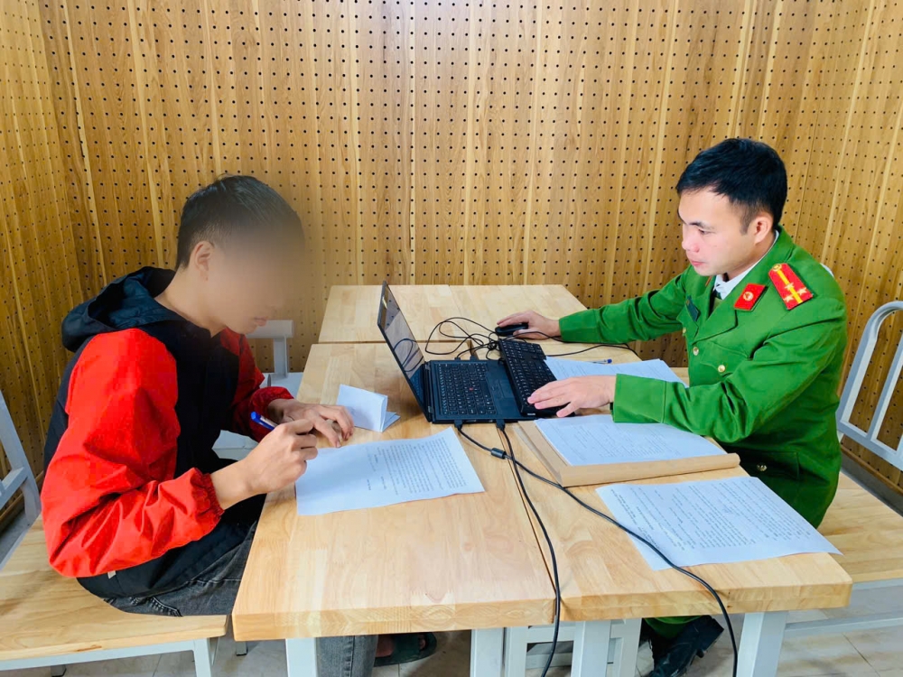 Đối tượng tại cơ quan công an