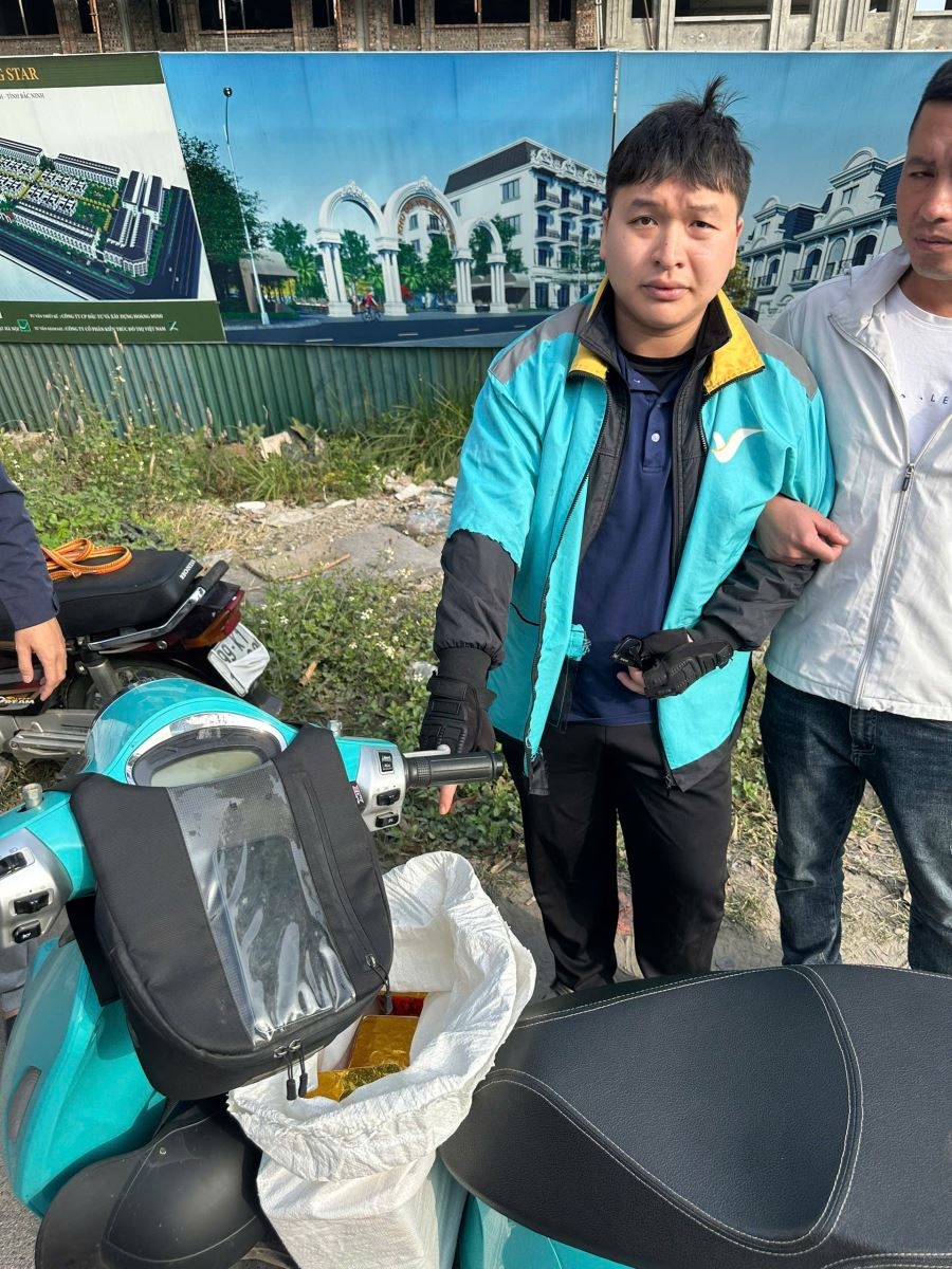 Công an phường Thuận Thành bắt quả tang đối tượng vận chuyển 9 kg pháo nổ