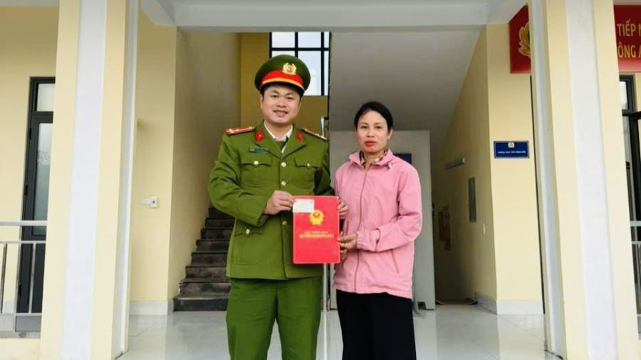 Biểu dương học sinh nhặt được giấy tờ quan trọng, chủ động giao nộp Công an xã Vân Sơn