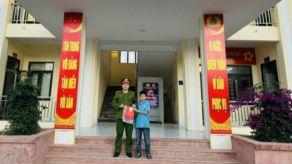 Biểu dương học sinh nhặt được giấy tờ quan trọng, chủ động giao nộp Công an xã Vân Sơn
