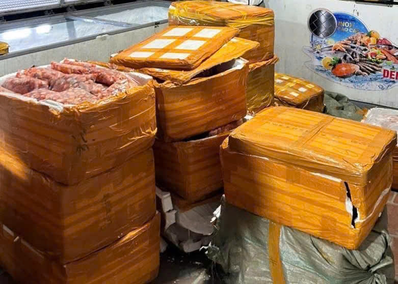 Bắc Ninh: Phát hiện, tiêu hủy gần 700 kg thực phẩm đông lạnh không rõ nguồn gốc
