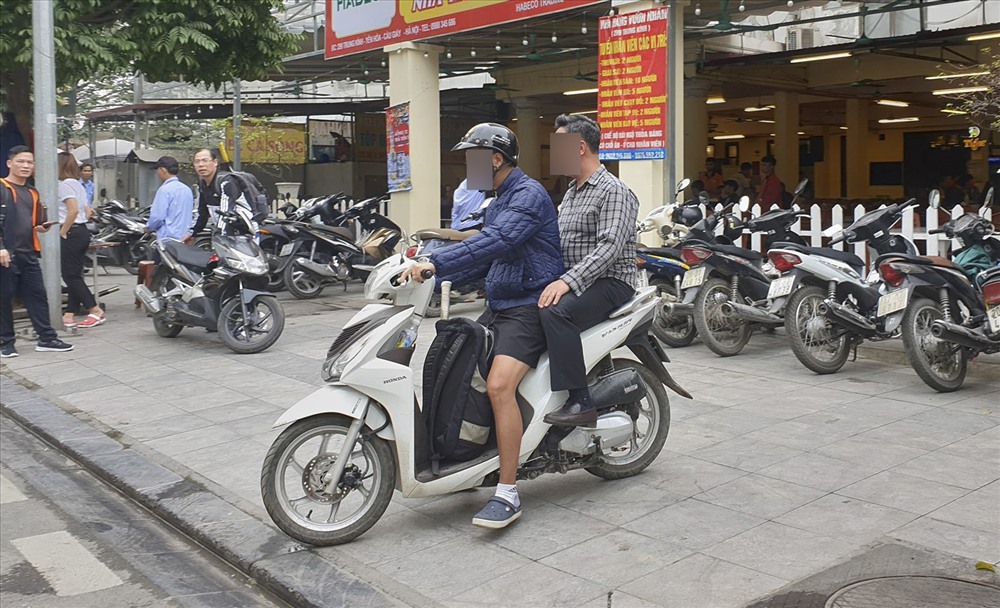 Một trường hợp sử dụng rượu bia trên đường Trung Kính (Hà Nội) vẫn lái xe. Ảnh chụp chiều 1.1.2020. Ảnh: Tùng Giang