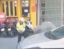 Đà Nẵng: Người đàn ông dùng đá đập ô tô gây sốt mạng xã hội