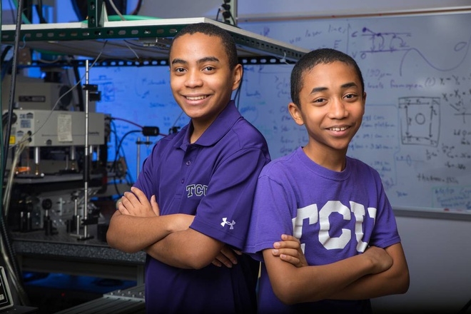 Thần đồng nhận bằng thạc sĩ ở tuổi 17