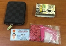 Shipper mang túi bùa chứa 200 viên hồng phiến