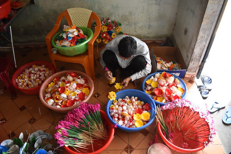 Nét đẹp tâm linh ở làng làm hoa giấy xứ Huế