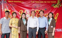 trao tang hon 300 suat qua cho gia dinh kho khan trong chuong trinh tet yeu thuong