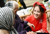 Hoa khôi trường Ngoại thương mặc áo dài đi làm từ thiện cận Tết