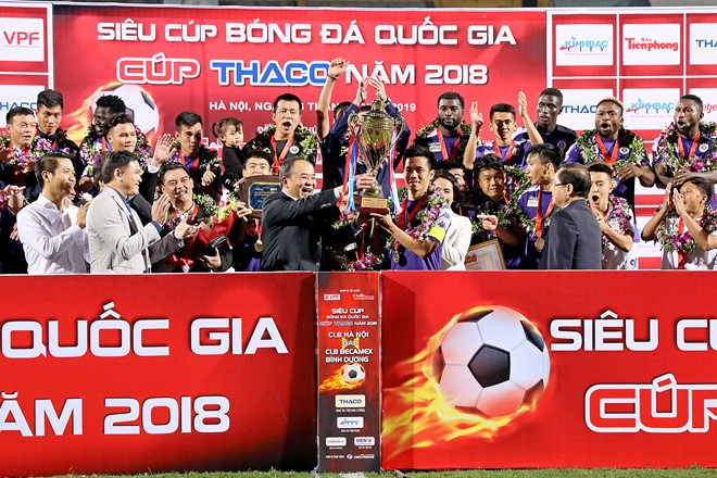 Virus Corona hoành hành: Bóng đá Việt Nam sẽ tạm hoãn?