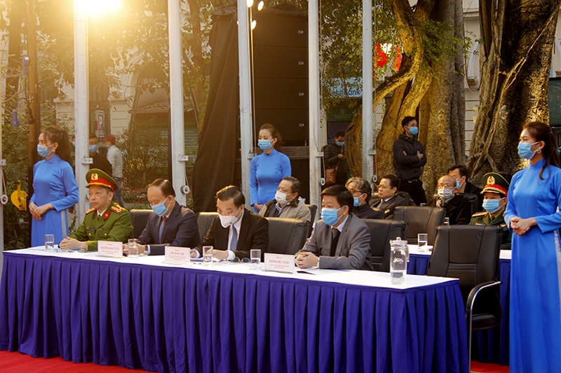 Các đồng chí lãnh đạo TP Hà Nội và các sở ngành dự lễ phát động năm an toàn giao thông 2021