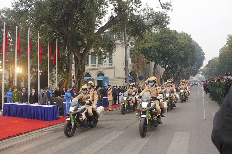 Sau Lễ phát động, lực lượng Cảnh sát giao thông Công an TP Hà Nội đã diễu hàhh biểu thị quyết tâm bảo đảm trật tự an toàn giao thông