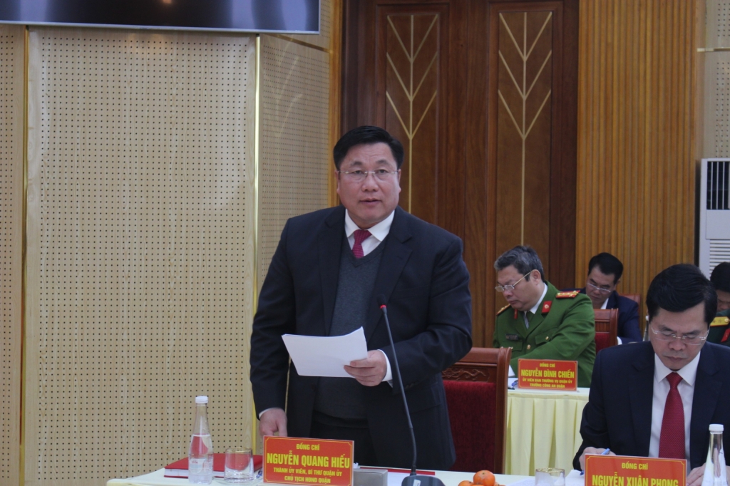 Bí thư Quận ủy Hoàng Mai Nguyễn Quang Hiếu báo cáo tại buổi làm việc