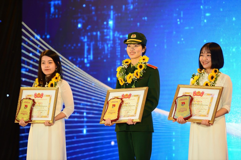 Nữ sinh áo lính mê khoa học