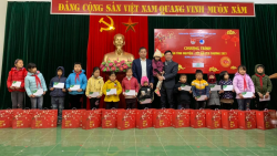 nhieu phan qua xuan tinh nguyen tet am yeu thuong tang thieu nhi my duc soc son