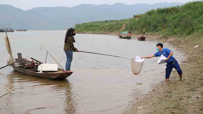 Thanh niên làm shiper giao bài tập về nhà cho học sinh trong mùa dịch Covid-19 /// Ảnh Công Tâm