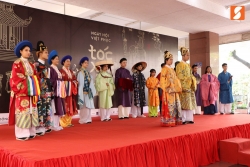 Người trẻ “ngỡ ngàng” với cổ phục Việt