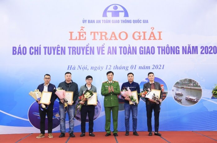 Thiếu tướng Nguyễn Duy Ngọc, Thứ trưởng Bộ Công an trao giải Nhì cho các tác giả/nhóm tác giả đoạt giải Nhì.