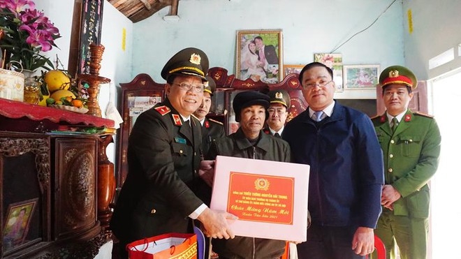 Thiếu tướng Nguyễn Hải Trung, Ủy viên Ban thường vụ Thành ủy, Bí thư Đảng ủy, Giám đốc CATP và đoàn công tác CATP Hà Nội thăm, tặng quà gia đình bệnh binh Nguyễn Duy Thơ