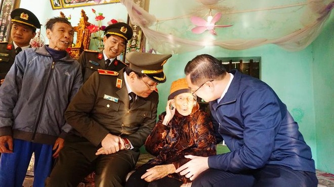 Thiếu tướng Nguyễn Hải Trung và Đoàn Công tác thăm hỏi, tặng quà Mẹ liệt sỹ Nguyễn Thị Thống