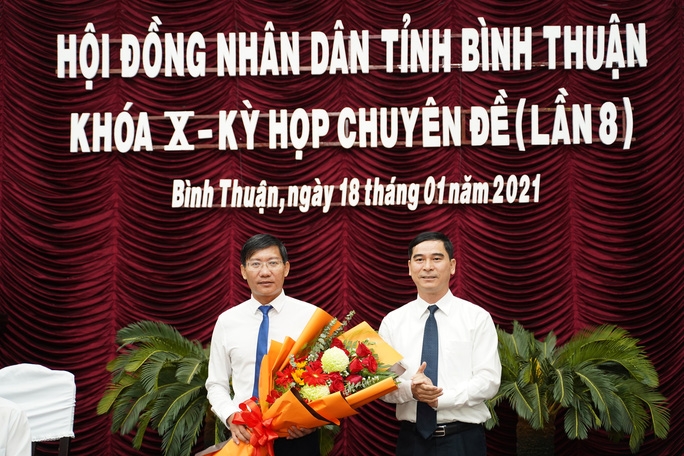 Ông Dương Văn An, Bí thư Tỉnh ủy Bình Thuận, tặng hoa tân Chủ tịch UBND tỉnh Lê Tuấn Phong.