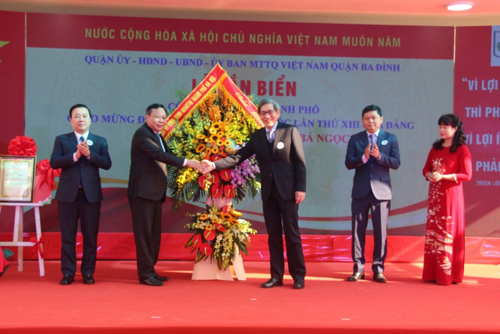 Hà Nội gắn biển 2 công trình trường học chào mừng Đại hội XIII của Đảng