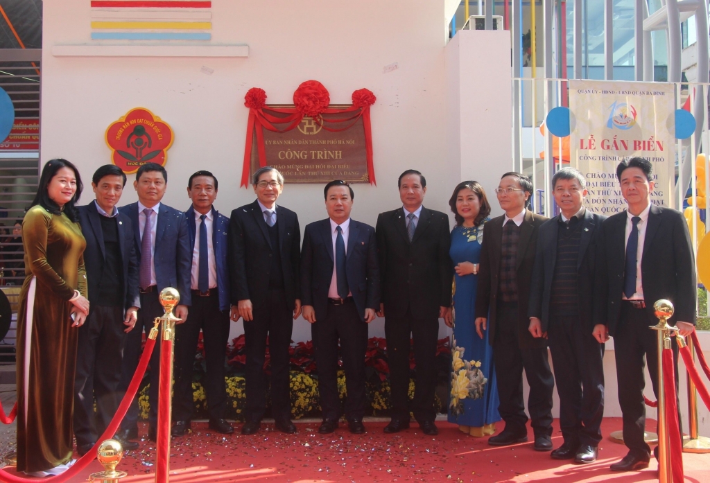 Hà Nội gắn biển 2 công trình trường học chào mừng Đại hội XIII của Đảng