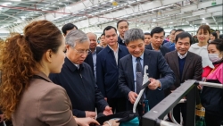 Thường trực Ban Bí thư Trần Quốc Vượng thăm và trao quà cho công nhân lao động nhà máy Tân Đệ 6