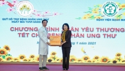 Phó Chủ tịch nước Đặng Thị Ngọc Thịnh tặng quà Tết tại Bệnh viện Bạch Mai