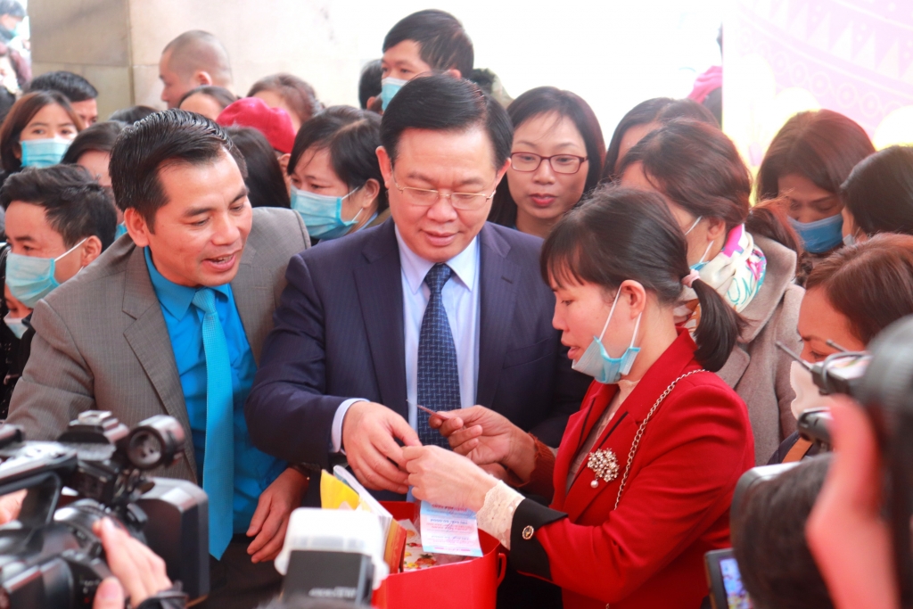 Lãnh đạo Trung ương và thành phố Hà Nội thăm phiên chợ bán hàng giảm giá