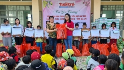 Mang “Tết yêu thương” dành tặng học sinh xã Chư A Thai