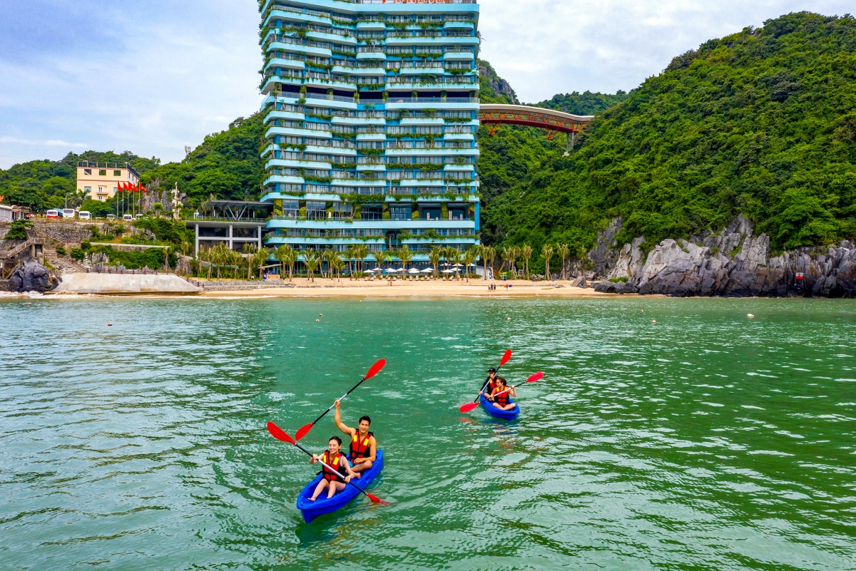 Chèo kayak tại Cát Bà. Nguồn: Flamingo