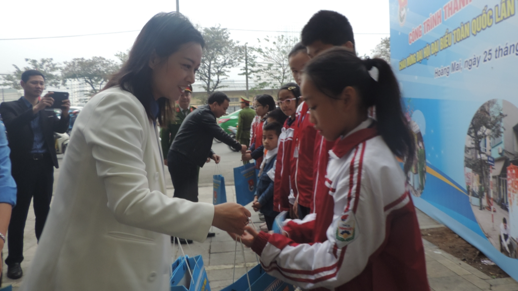 Chị Nguyễn Quỳnh Trang, Bí thư Quận đoàn Hoàng Mai trao tặng quà tới học sinh có hoàn cảnh khó khăn