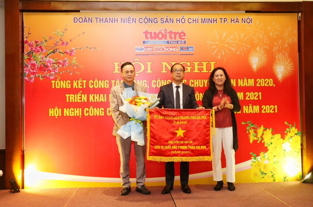 Đồng chí Nguyễn Thị Mai Hương, Phó Giám đốc Sở Thông tin và Truyền thông thành phố Hà Nội trao cờ thi đua của UBND thành phố Hà Nội tới Ban Biên tập báo Tuổi trẻ Thủ đô