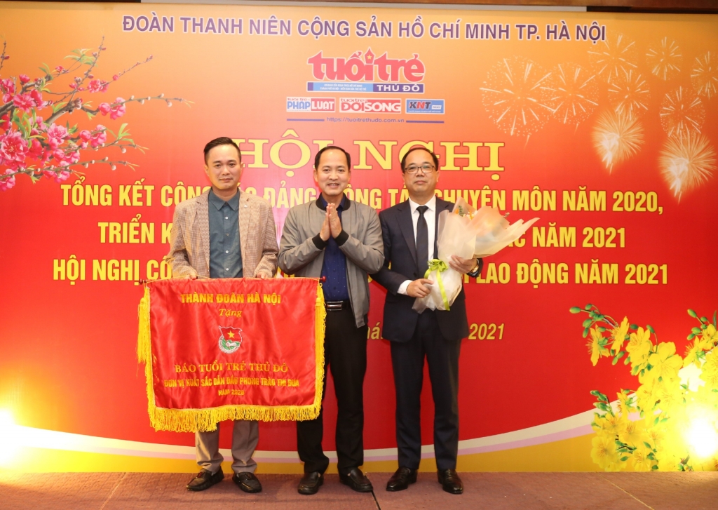 Đồng chí Nguyễn Đức Tuấn, Phó Bí thư Đảng uỷ cơ quan Thành đoàn Hà Nội trao cờ thi đua xuất sắc dẫn đầu