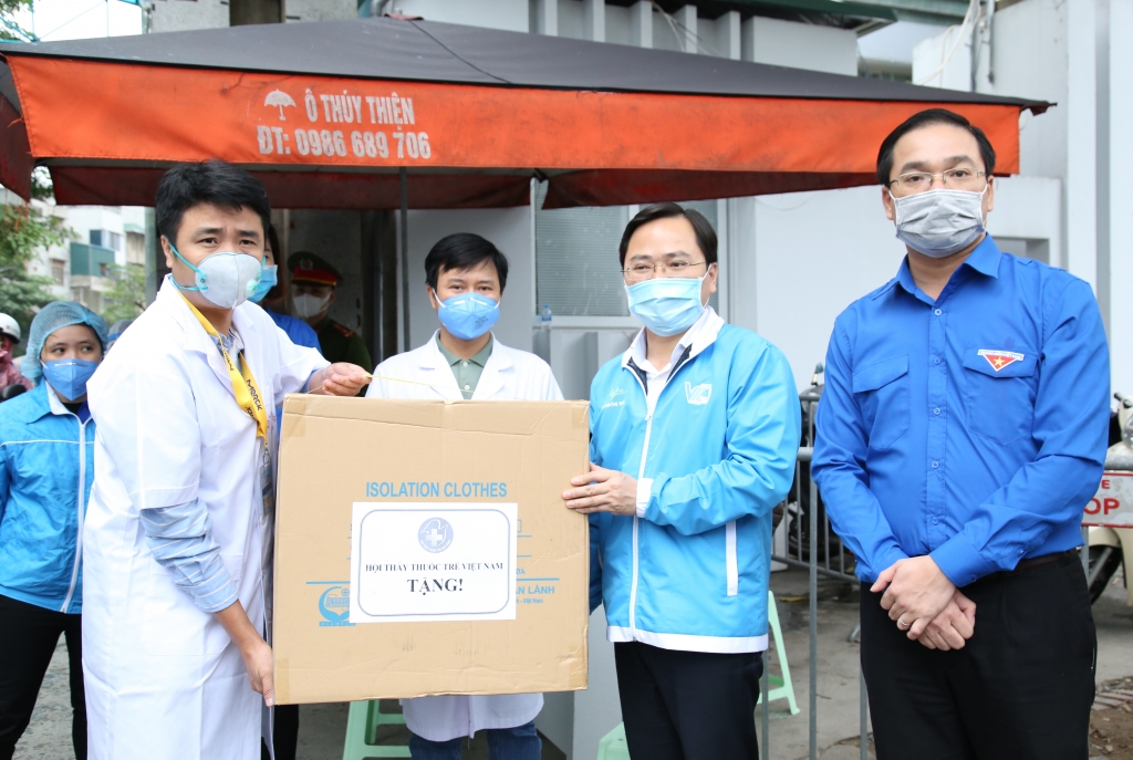 Bí thư Thứ nhất Trung ương Đoàn Nguyễn Anh Tuấn trao khẩu trang tặng các y, bác sĩ