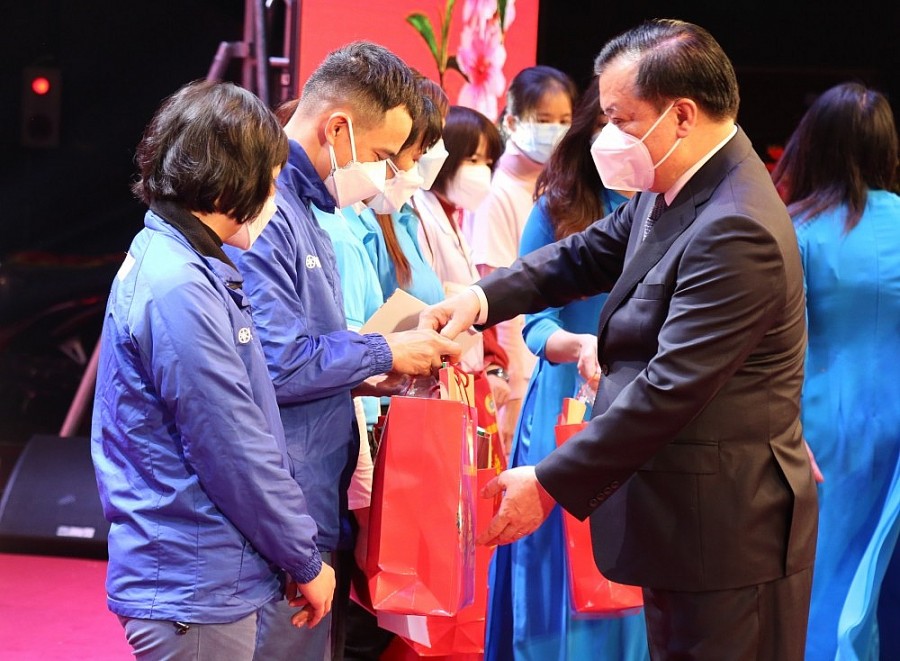 Đồng chí Đinh Tiến Dũng - Ủy viên Bộ Chính trị, Bí thư Thành ủy Hà Nội tặng quà cho công nhân lao động khó khăn nhân dịp Tết sum vầy năm 2022
